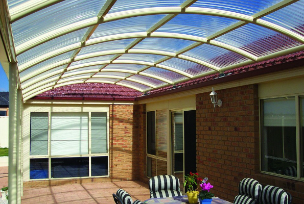 Дах для тераси з полікарбонату: плюси і мінуси
